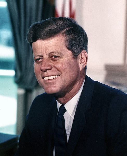 Fichier:John F. Kennedy, White House color photo portrait.jpg