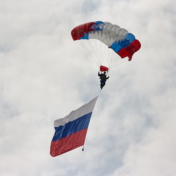 Fichier:Parachuting - Russian flag.jpg