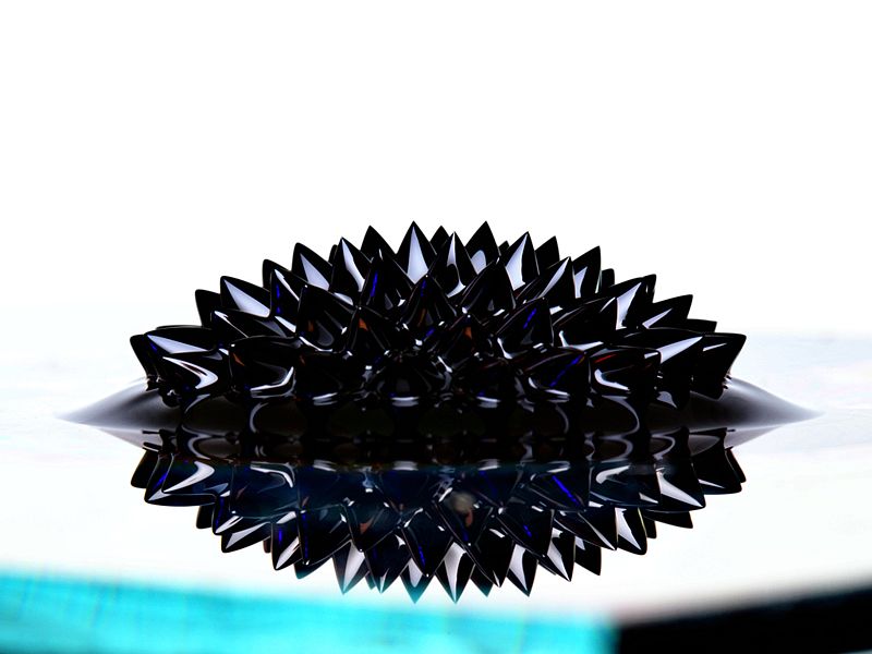 Fichier:Ferrofluid large spikes.jpg