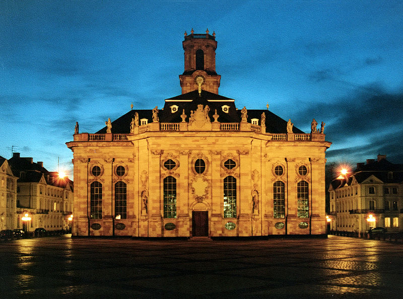 Fichier:Ludwigskirche de nuit Sarrebruck.jpg