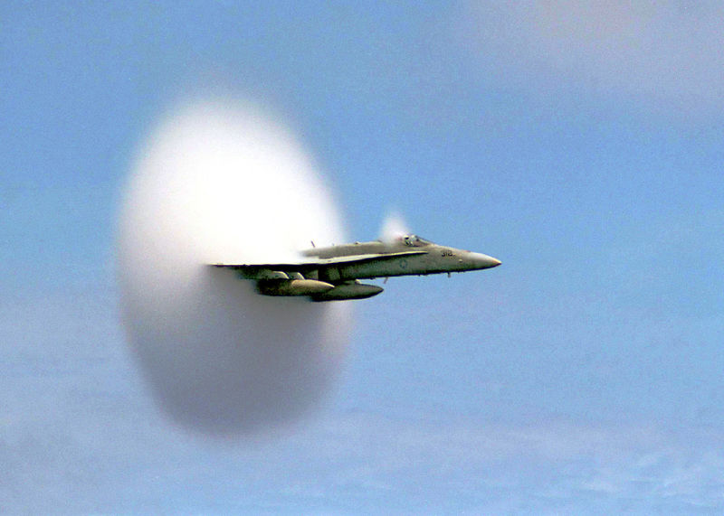 Fichier:FA-18 Hornet breaking sound barrier (7 July 1999).jpg