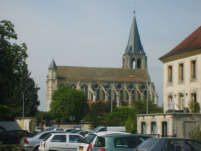 Fichier:Eglise depuis le parking des bienfaites de Brie-Comte-Robert.JPG