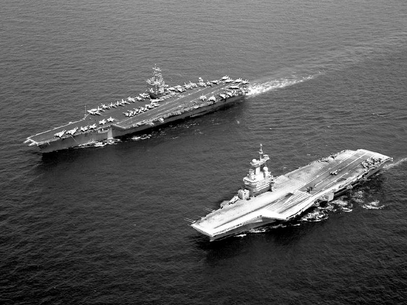 Fichier:USS Enterprise FS Charles de Gaulle.jpg