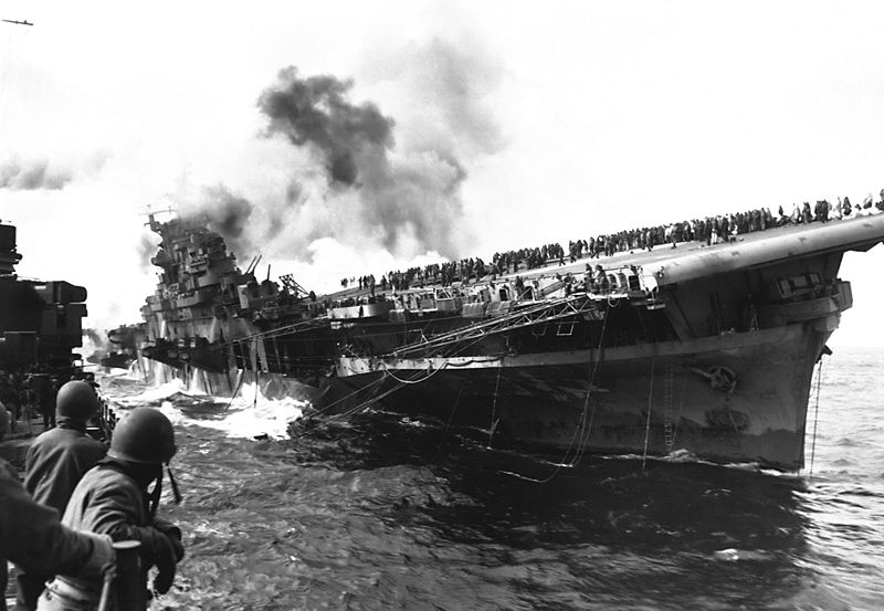 Fichier:Attack on carrier USS Franklin 19 March 1945.jpg