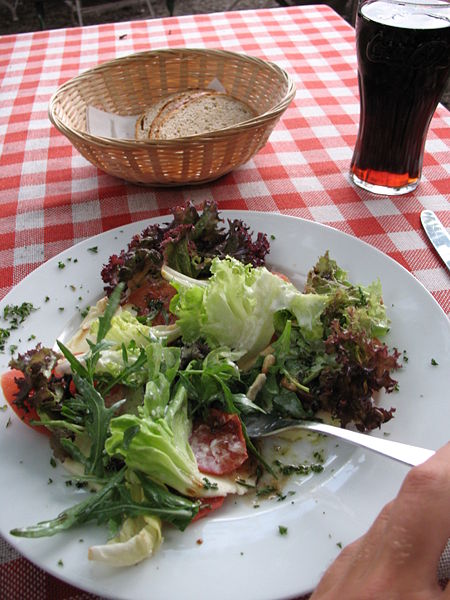 Fichier:1140 - Hallstatt - Bräu Gasthof Restaurant - Salad.JPG