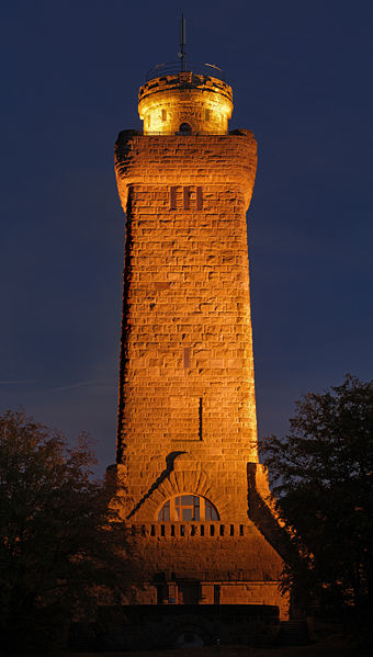 Fichier:Bismarck tower Glauchau - night view (aka).jpg