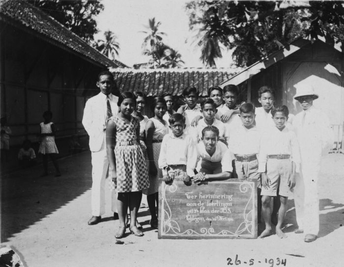 Fichier:École-Indonésie néerlandaise-1934.jpg