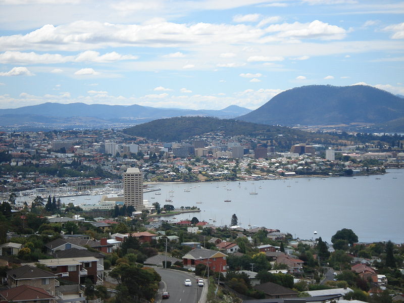 Fichier:Hobart - le port et la ville.JPG