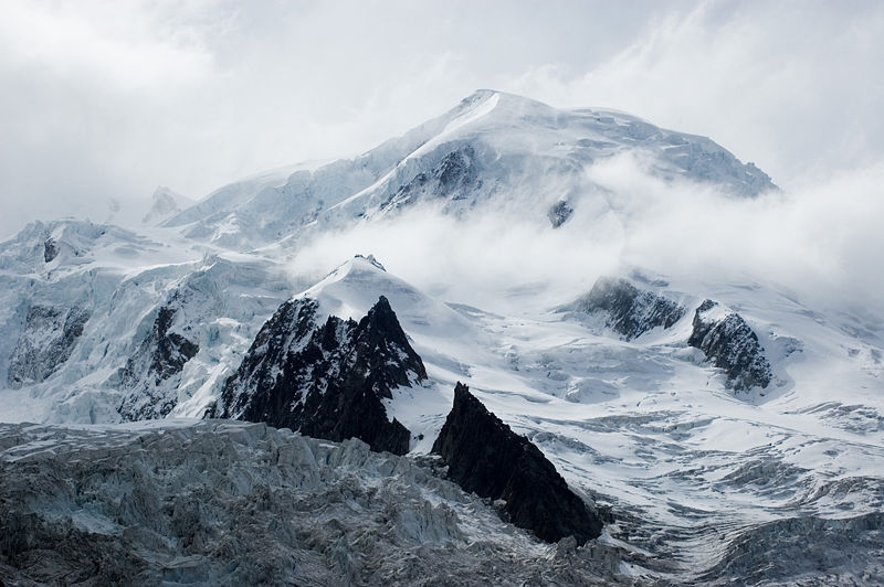Fichier:Mont Blanc depuis la gare des glaciers.jpg