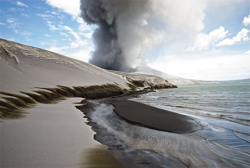 Fichier:Dunes de cendres volcaniques - Rabaul - Papouasie-Nouvelle-Guinée.jpg