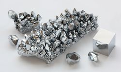 Des cristaux de chrome très purs, et un cube de chrome