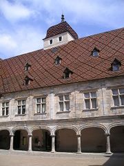 Le palais Granvelle, construit au XVIe siècle, abrite le musée du Temps.