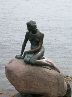 La célèbre statue de la La Petite Sirène, dans le port de Copenhague