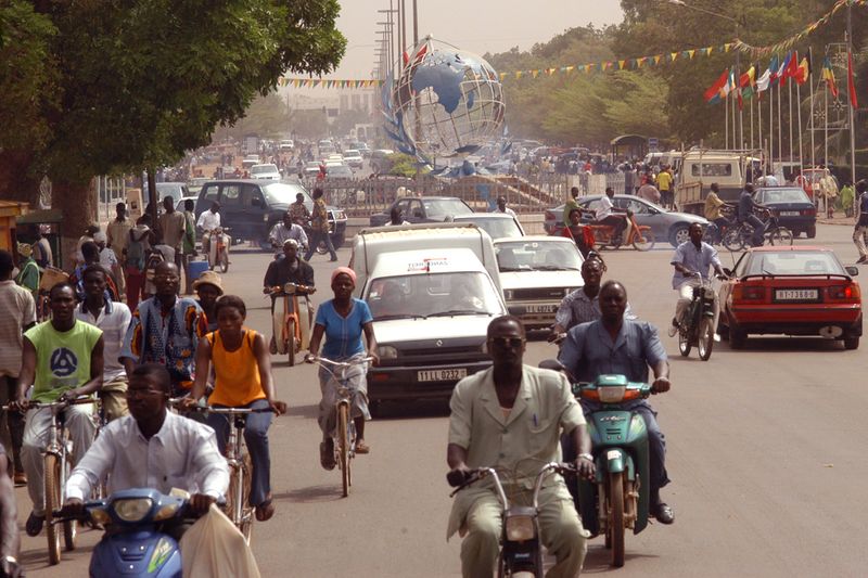 Fichier:Ouagadougou place nations unies.jpg