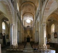 La nef et ses deux bas-côtés. Église de Semur-en-Auxois (Côte-d'Or)