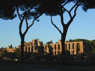 Le mont Palatin, à Rome : vestiges des palais impériaux.