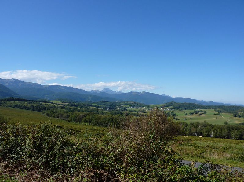 Fichier:Pyrénées vue du plateau de Lamnezan.jpg