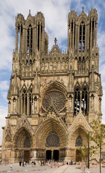 Fichier:Facade de la Cathédrale de Reims - Parvis (perspective corrigée).jpg