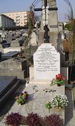 Sa tombe, à Bourg-la-Reine, où elle repose auprès de son mari et de son fils Carlos