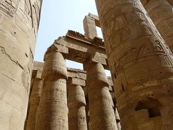Karnak - Salle hypostyle.jpg