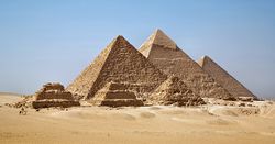 Photographiepanoramique de l'ensemble des Pyramides de Gizeh