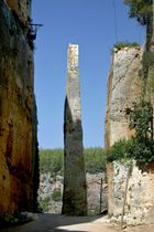 Fossé et pile du pont-levis du château de Saladin, taillés dans la roche
