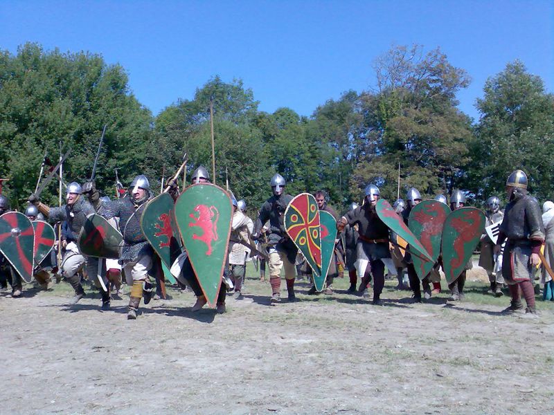 Fichier:Charge viking (reconstitution).jpg