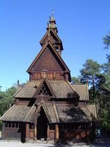 La stavkirke de Gol (église en bois debout, datée de 1216 par la dendrochronologie), au Norsk Folkemuseum, Oslo