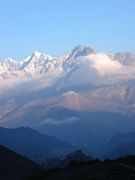Himalaya (हिमालय himâlaya) signifie en sanskrit « séjour de la neige ».