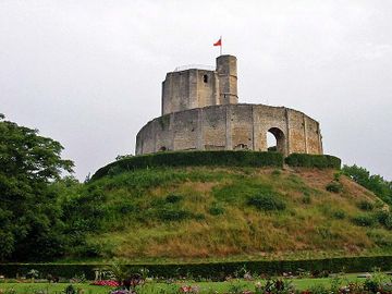 Le château de Gisors : motte castrale de 1060, avec un donjon reconstruit en pierre au XIIe siècle.