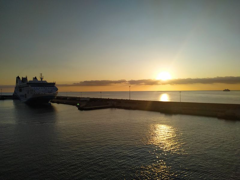 Fichier:Lever de soleil depuis le Corsica Ferries.jpg