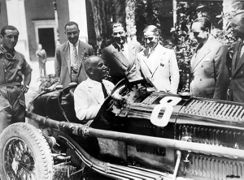 Benito Mussolini au volant d'une Alfa Romeo, dans les années 1930.
