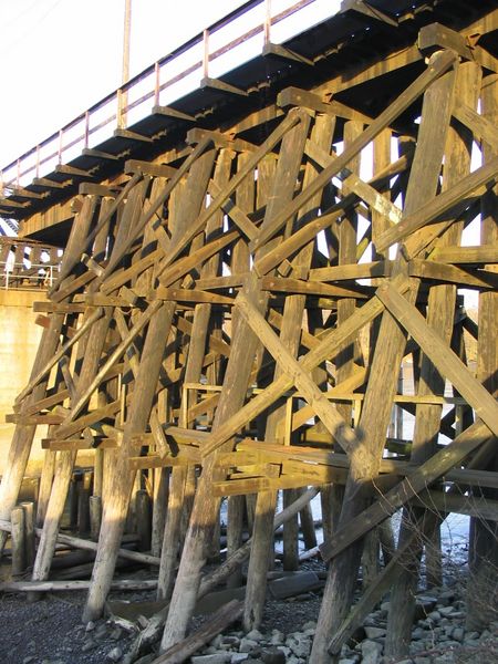 Fichier:Wooden trestle bridge approach.JPG