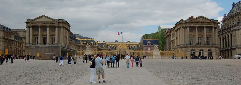 Fichier:Château de Versailles depuis la cour d'honneur - 13 juillet 2011 - DSC 0069p.jpg