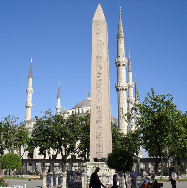 Fichier:Istanbul - Obélisque de Théodose et Mosquée bleue.jpg