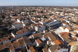 La ville de Marennes vue depuis le haut du clocher de l'église Saint-Pierre.