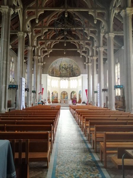 Fichier:Eglise Notre-Dame de Lourdes de Sotteville-lès-Rouen (allée centrale vers l'autel).jpg