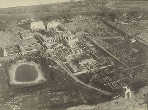 Photographie aérienne ancienne et en noir et blanc du site des temples de Karnak. Elle montrant l'importance des constructions