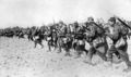 Charge à la baïonnette de l'infanterie française, en 1914. Une simple mitrailleuse allemande à 300 mètres de là abattrait la plupart de ces hommes.