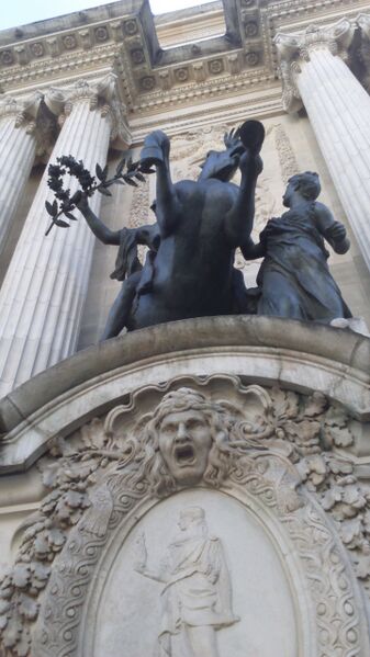 Fichier:Statue droite Palais de la Découverte .JPG