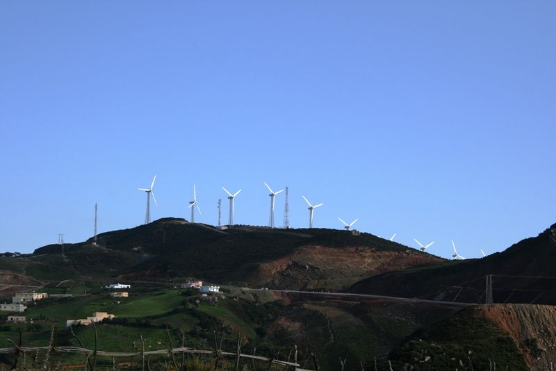 Fichier:Éoliennes sur la route côtière entre Tanger et Ceuta.jpg