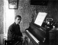Maurice Ravel au piano, en 1912.