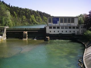 Petite centrale au fil de l'eau sur une rivière allemande. On remarque la différence de niveau entre l'amont (dans le fond de l'image) et l'aval du barrage (au premier plan). Les machines produisant l'électricité sont dans le bâtiment à droite