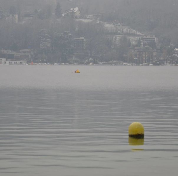 Fichier:Annecy le 2 déc 2012 - zoom sur la bouée.jpg