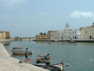 L'entrée du vieux port de Bizerte est gardée par la kasbah, dont on voit l'entrée à gauche, et la ksiba, petit fortin d'origine byzantine.
