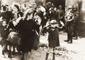 Mai 1943. Les juifs enfermés dans le ghetto de Varsovie, sont envoyés en déportation vers les camps d'extermination.