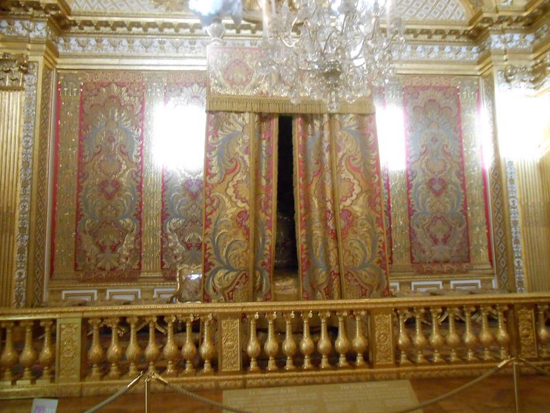 Fichier:Chateau de Versaille chambre du roi.JPG