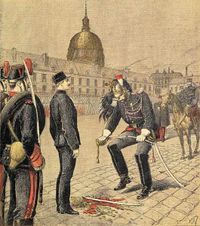 Très célèbre "Une" d'un journal représentant la déchéance d'Alfred Dreyfus, officier juif accusé injustement d'espionnage en faveur de l'Allemagne