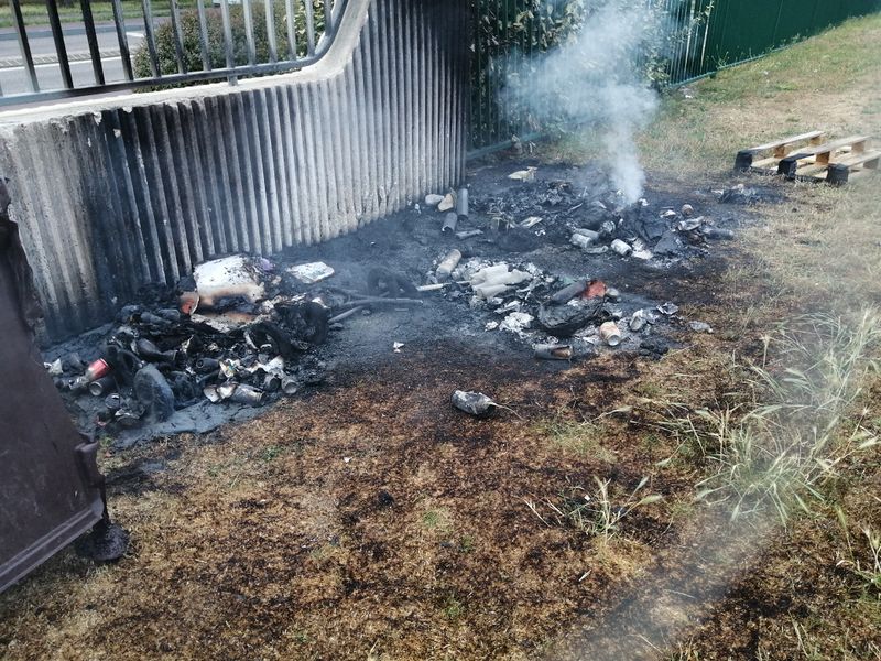 Fichier:Incendie de poubelles émeutes Nahel 2023.jpg