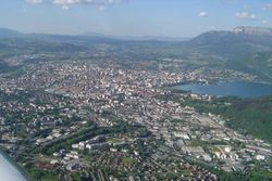 Vue aérienne d'Annecy.